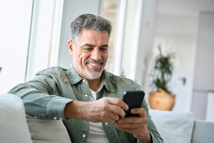 homme utilisant un telephone portable